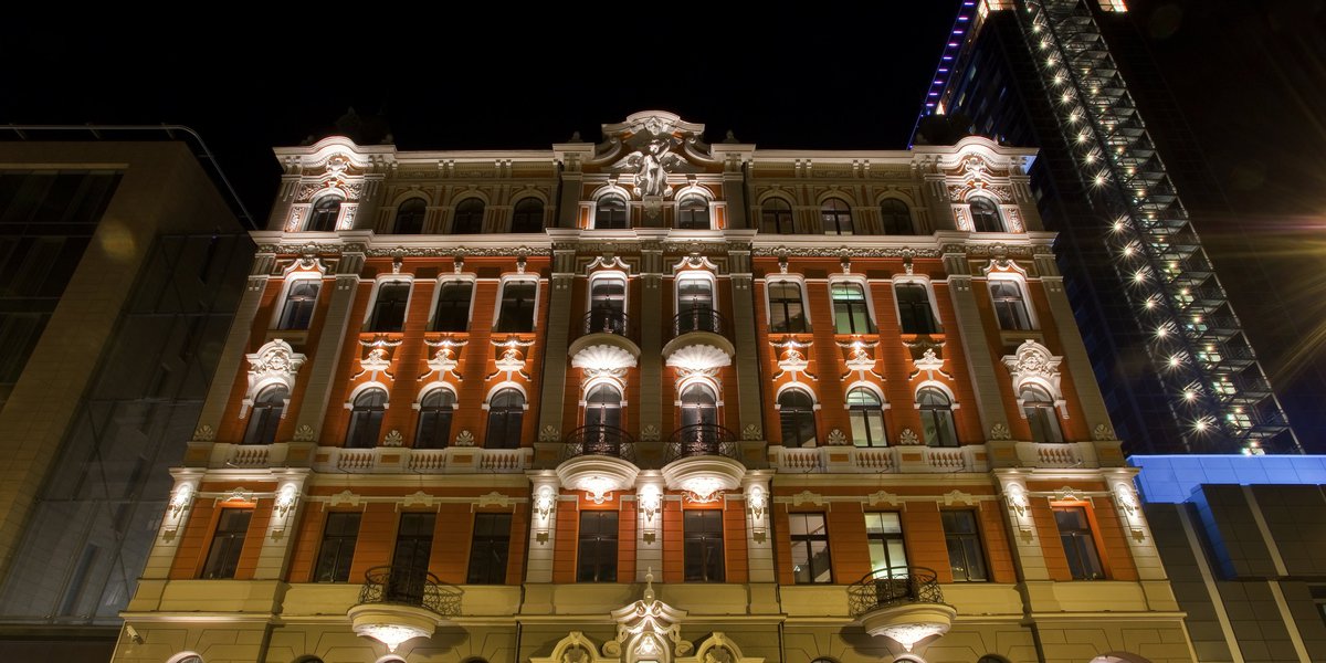 8Facade_at_night.2e16d0ba.fill-1200x600